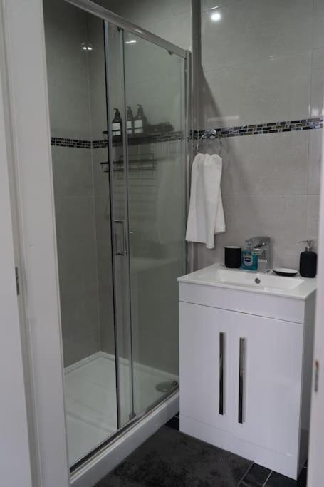 Stylish 1 Bed Apartment In Newly Refurbished Building W/ Parking & Wi-Fi Birmingham Kültér fotó