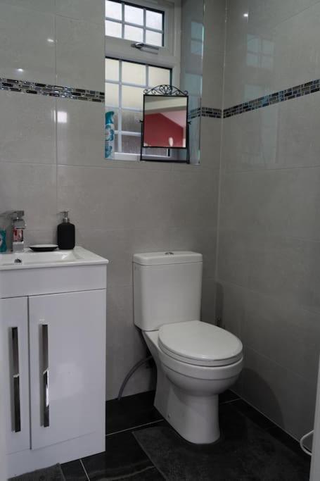 Stylish 1 Bed Apartment In Newly Refurbished Building W/ Parking & Wi-Fi Birmingham Kültér fotó